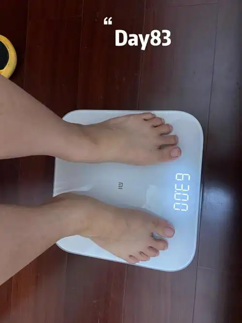 今日体重:63kg早餐:汤米粉 煎蛋,米粉吃了一半;一瓶牛奶午餐:盒饭