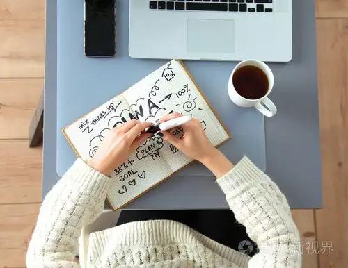 在他的办公室使用数字化仪的伏案工作的设计师