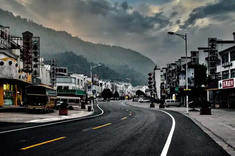 2013年9月12日,我们一行上黄山前先到山下的汤口镇住一宿,作一个短暂