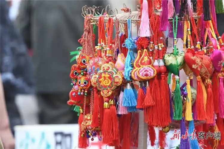 各色香包,造型独特,香味悠长.