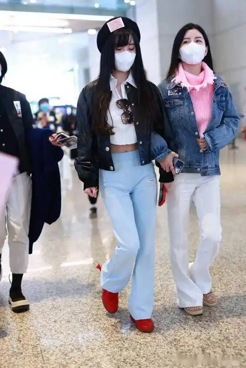 by2孙雨孙涵现身上海虹桥机场,披肩长发笑容满面