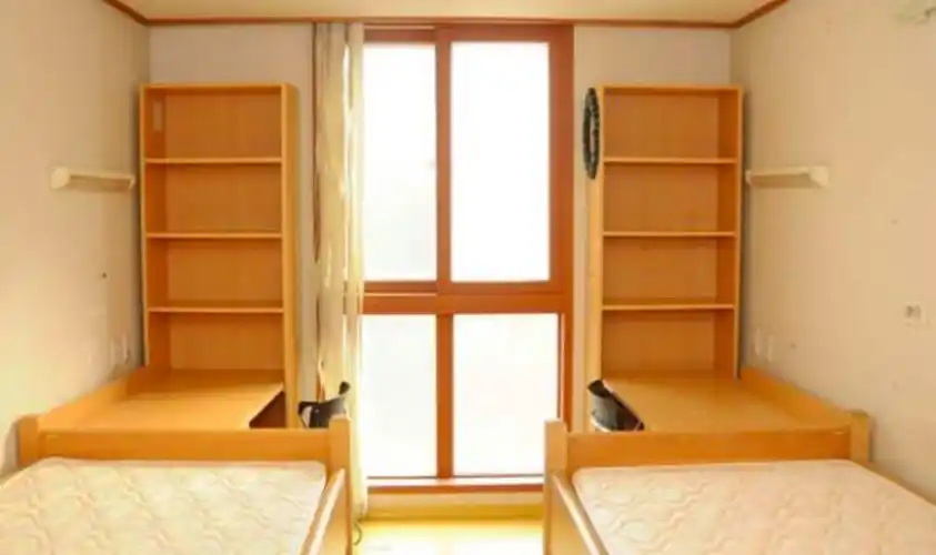 高丽大学高丽大学宿舍分为单人间,两人间和三人间.