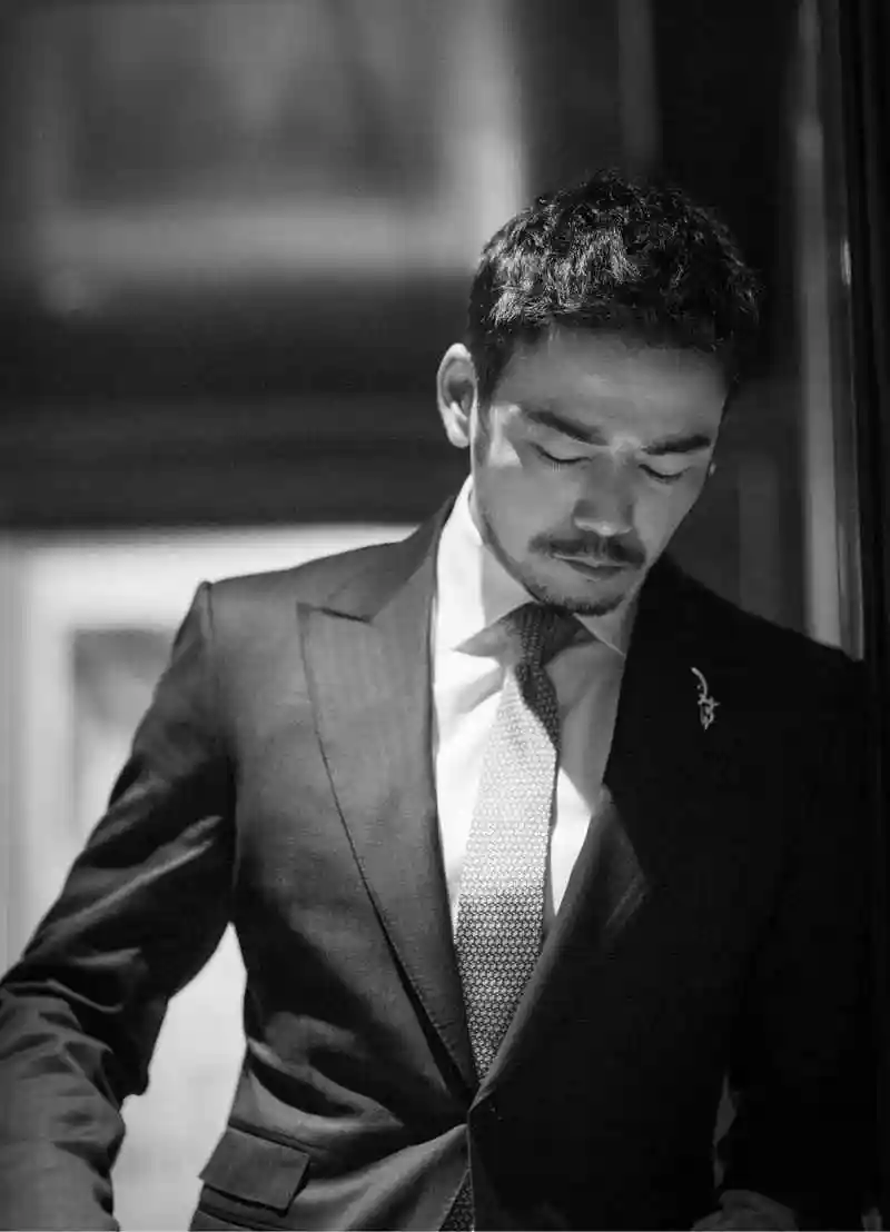 杨烁亮相两地活动 现场人气爆棚造型获赞