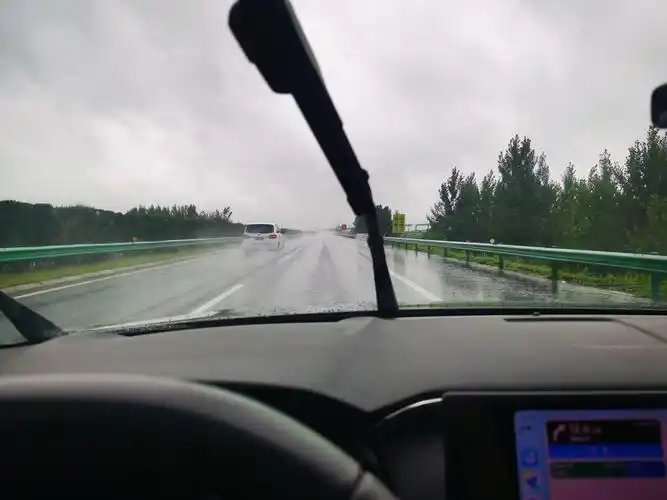 雨天高速感受及注意事项