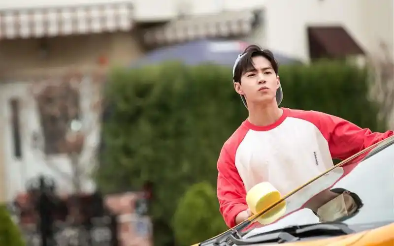 韩国综艺:刘宪华和老爸登山,秀丽美景一起拍情侣照,帅气极了