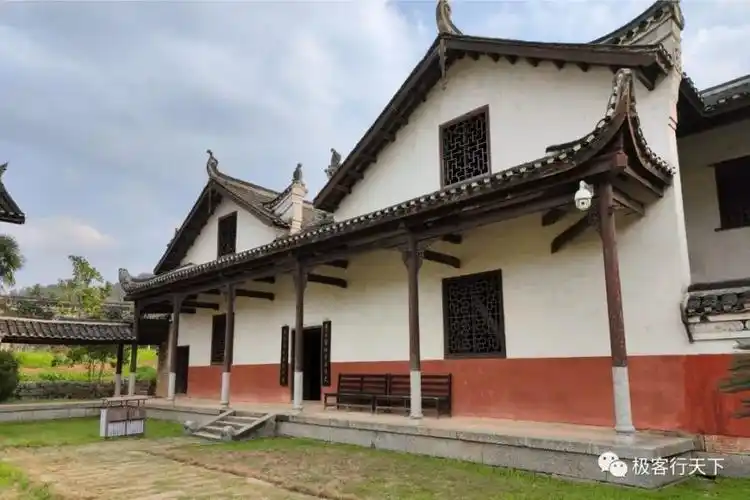 曾国藩故居白玉堂曾家发源地掩映在一片金黄的油菜花田中