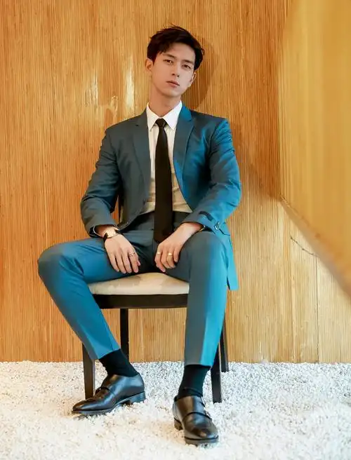 李现持帅无恐,头巾 帽子潮酷范儿十足,"现男友"很不一样!_西装