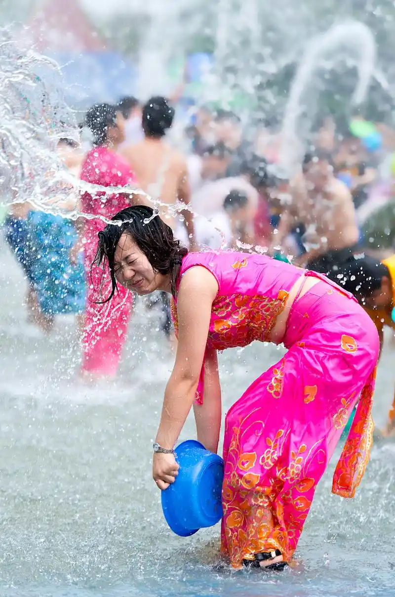 傣族泼水节是傣族民族最盛大,最具特色的节日,也是傣族文化的重要