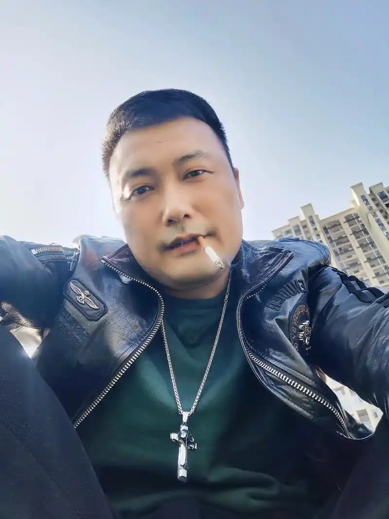 曾经的青葱岁月,现在的油腻大叔!同样的操场,不一样的年龄和岁 - 抖音