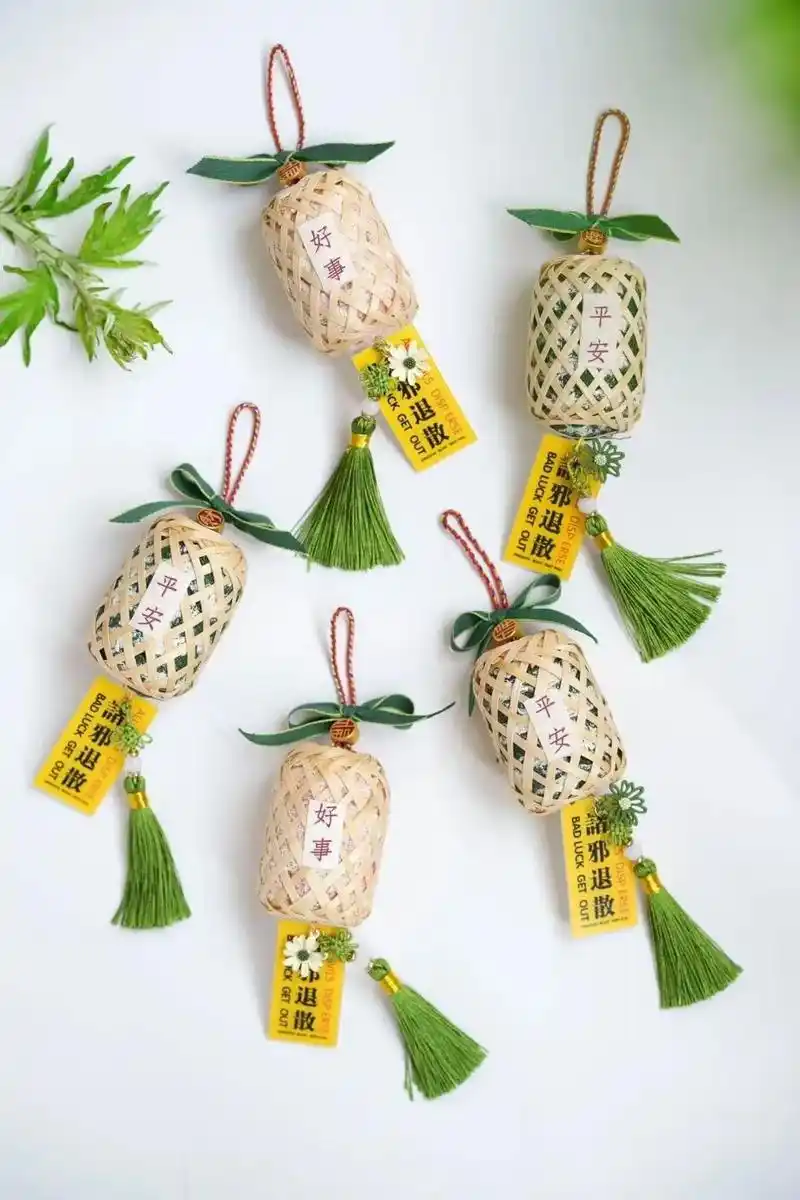 端午香囊手工制作   #端午节艾草香包  "彩线轻缠红玉臂 - 抖音