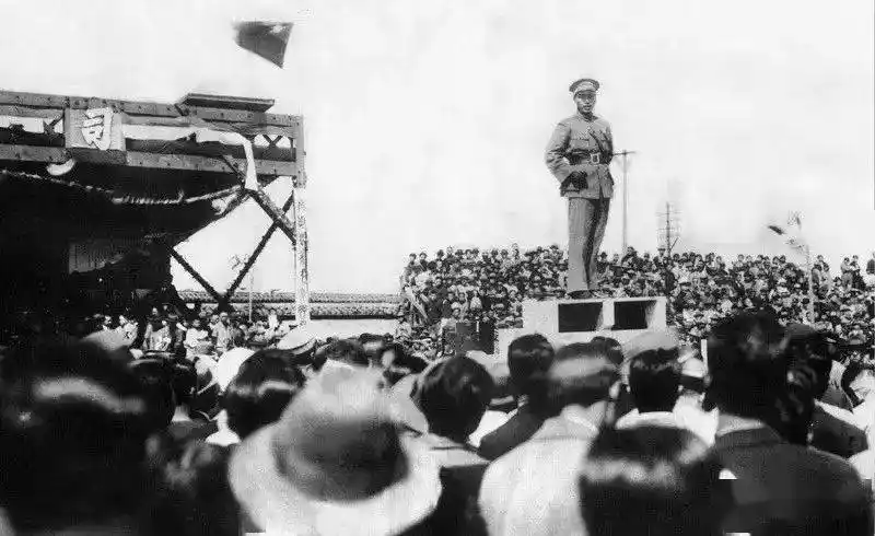 盖苍小子黄埔四期生出发北伐前线