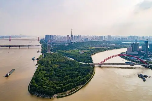 航拍武汉南岸嘴两江交汇