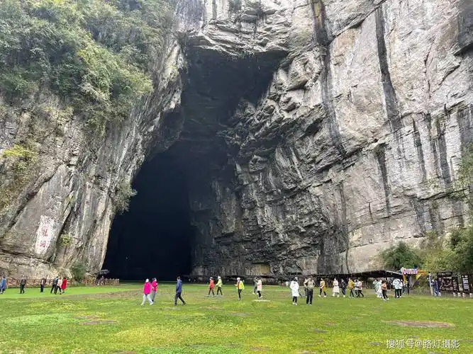 原创湖北发现中国最大溶洞洞中居然有300多小洞洞口可进出直升机