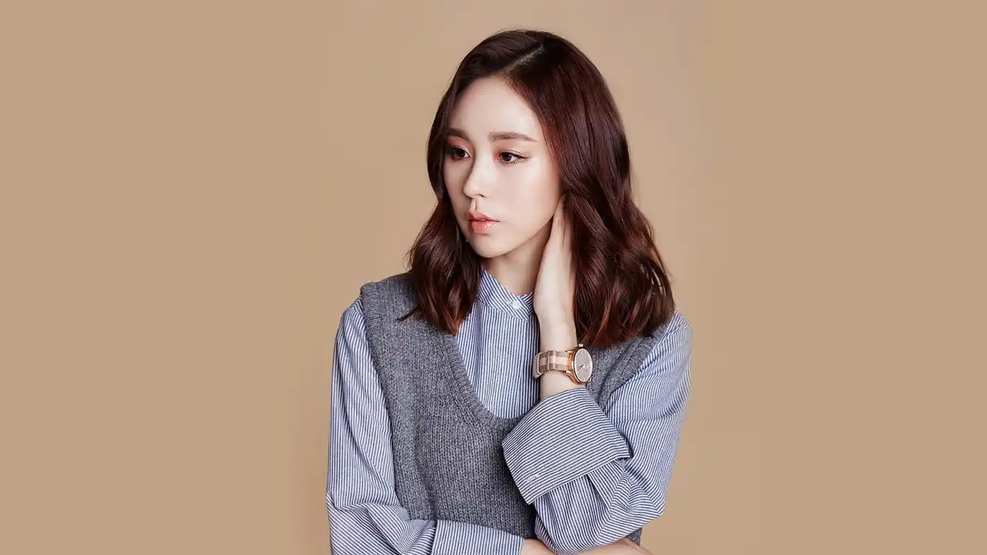 韩国美女歌手简美妍时尚白领写真电脑桌面壁纸