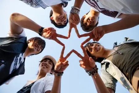 寻找一张ss501的图,五个人一起的,摆了个星星的手势,很独特的pose.