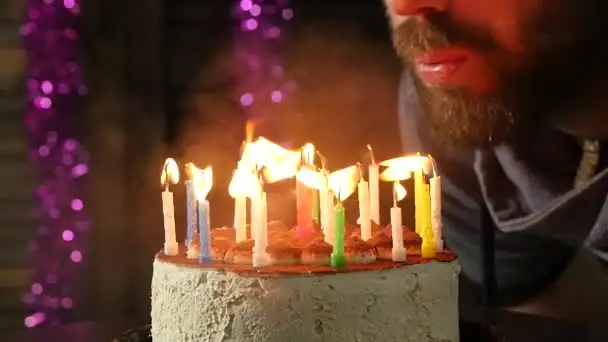 快乐的情绪人吹出生日蛋糕上的蜡烛, 蜡烛熄灭