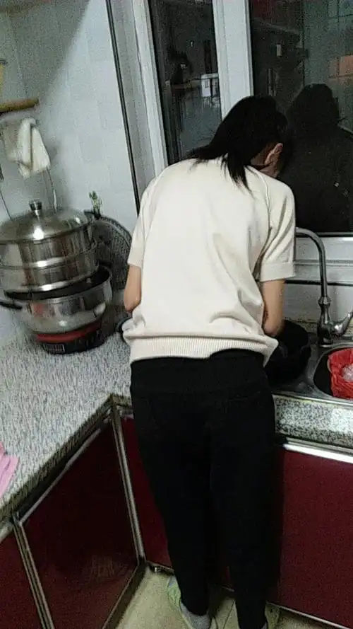 看着这背影,她一定是在为妈妈辛苦地做事吧!