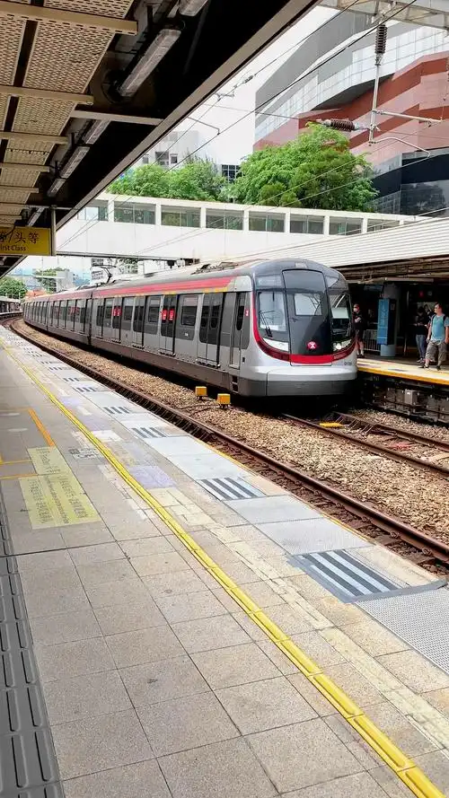 实拍香港地铁 东铁线 九龙塘站进站瞬间 港铁-度小视