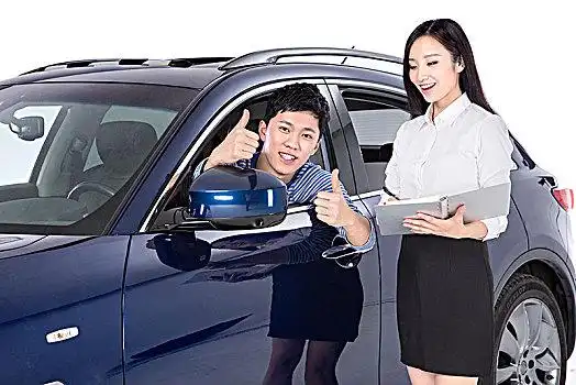 正在开车的男青年和漂亮的女销售员