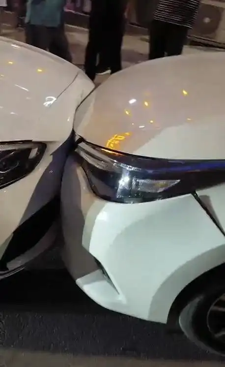 南部:奔驰车与四辆车连环相撞,五辆车受损!