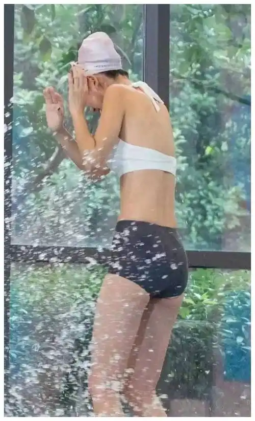 张予曦泳装大赏:比基尼展示身材,泳衣包裹特色!_社会_魅力_影响