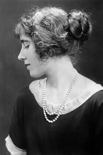 英国王室发型进化史:从伊丽莎白王后到凯特王妃谁是颜值担当