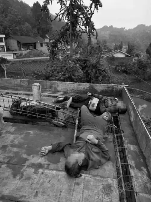 一家人在修建房屋时钢筋碰高压线,然后导致一家三口触电死亡