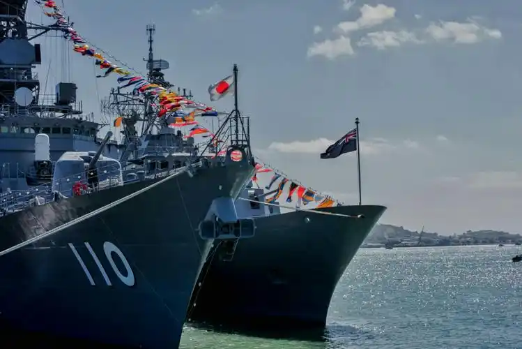 北海舰队盐城号导弹护卫舰在结束了对新西兰奥克兰11月16日至11月21日