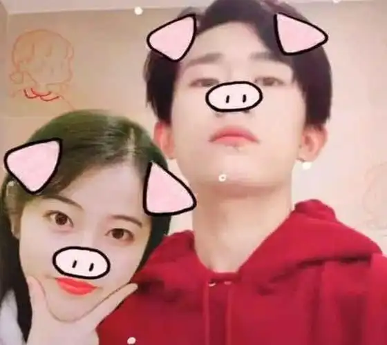 易烊千玺居然有"女朋友"了,看了他们的亲密合照,网友不谈定了