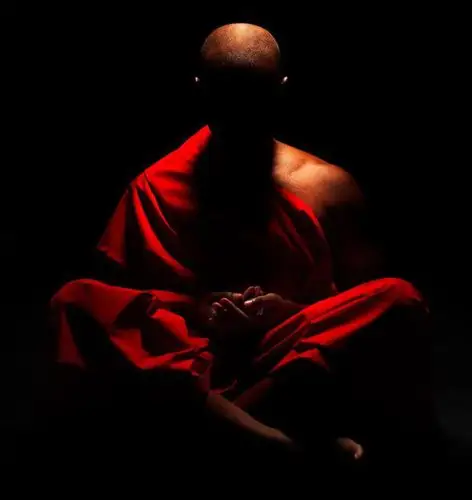 求图片一个红衣服的和尚再大坐