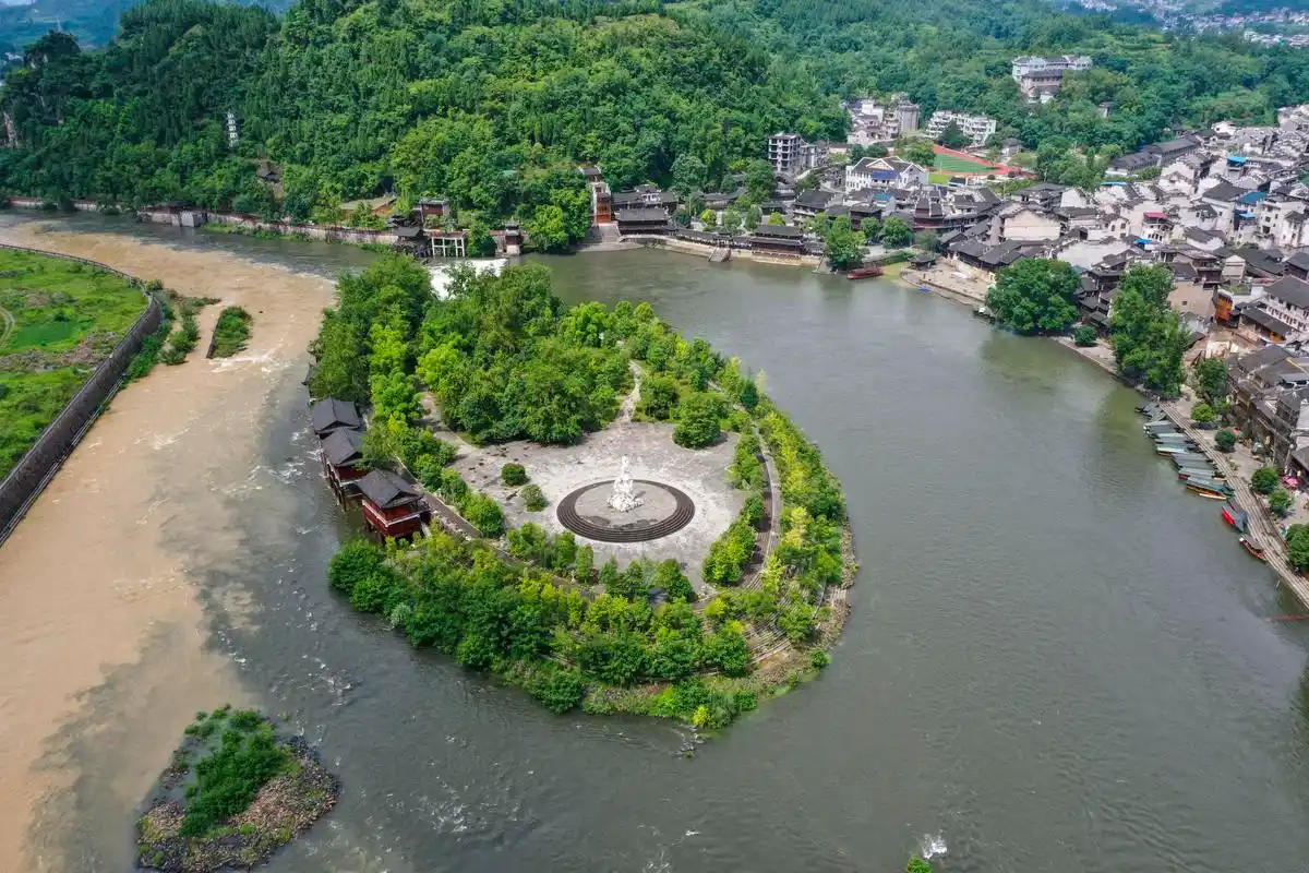 边城小镇浓缩的民族风情