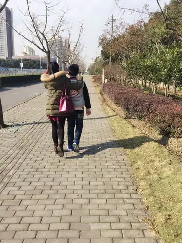 从背影看,这两个人像什么?