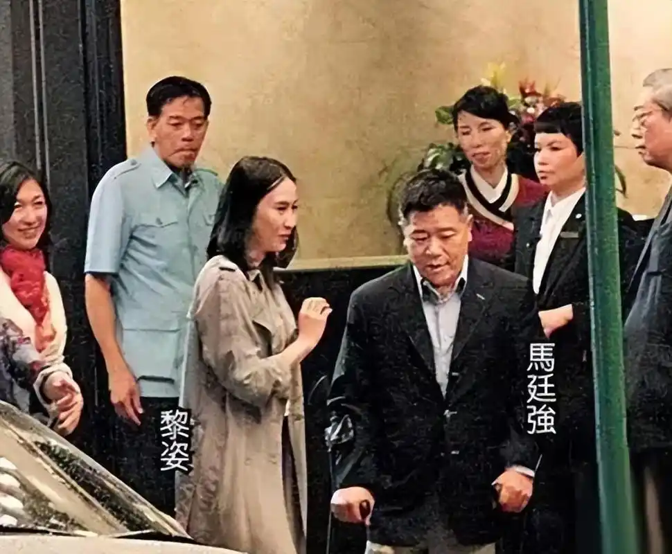 回顾黎姿拒绝许晋亨嫁残疾富豪生三个女儿51岁被老公宠上天