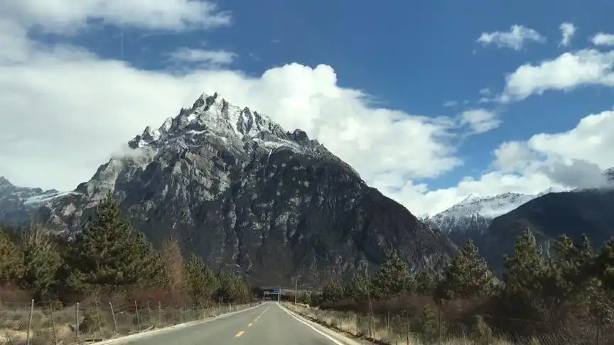 西藏波密盔甲山