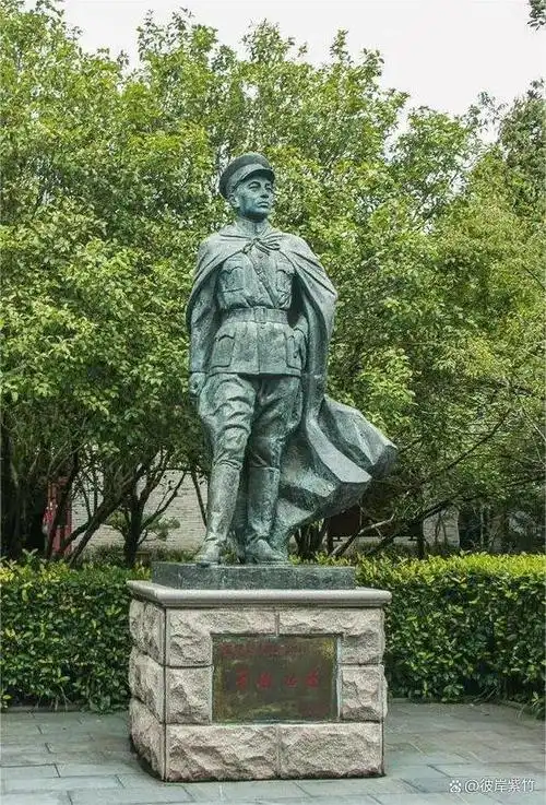 在通往雪窦山山顶的路上,还能看到张学良将军第一有幽禁地的纪念碑