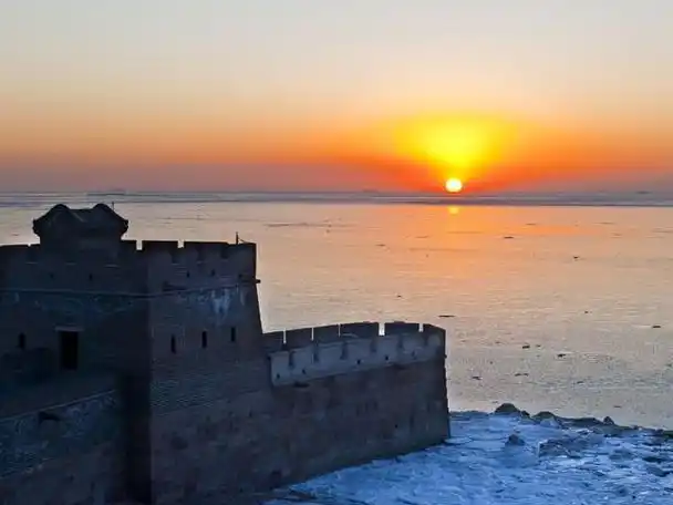山海关老龙头海上日出,景色绝美,仿佛横空出世,却很少有人看到