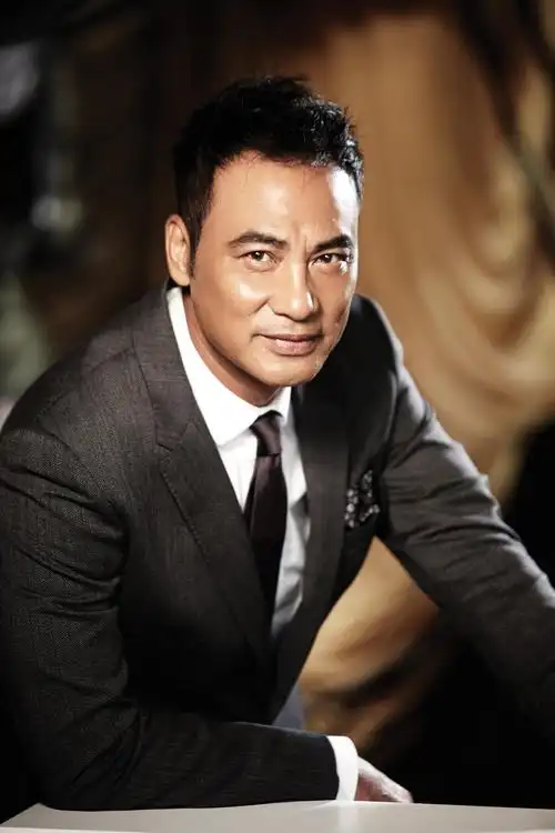 1955年3月19日出生于中国香港,祖籍山东省济宁市,华语影视男演员