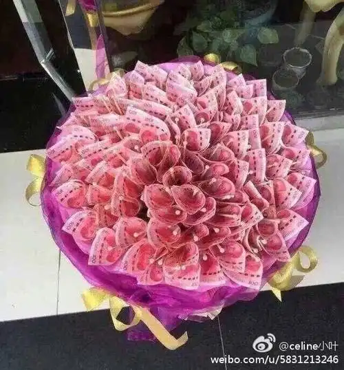 百元大钞制作的"有钱花" 图片来源:微博网友供图