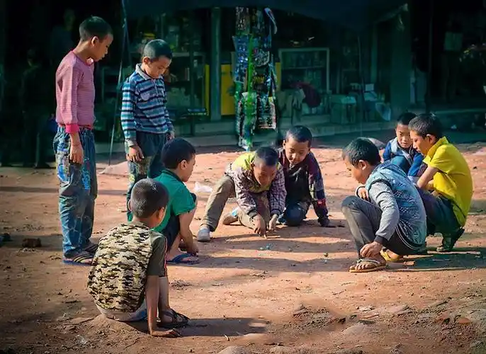 下一页 作品名称: 打弹子  作品描述: 这些娃娃在打玻璃弹珠