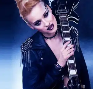 时尚摇滚风格模型女孩画像.发型.朋克女人化妆, 发型和黑色指甲.