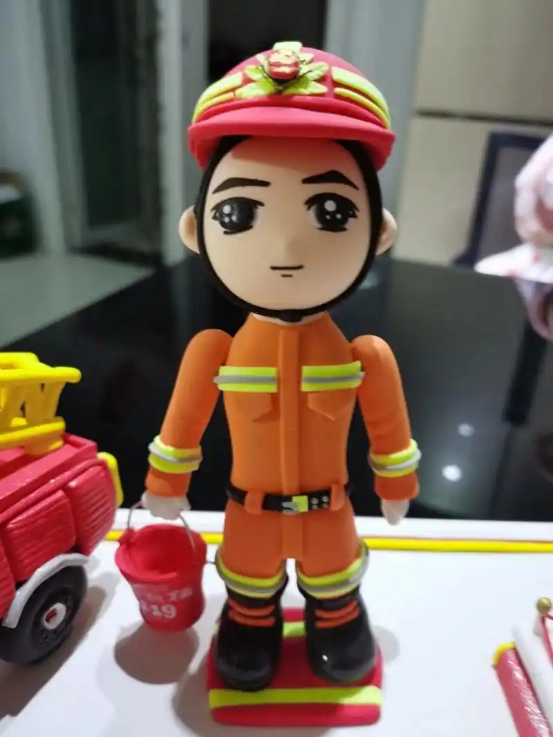 超轻粘土消防员,消防车02,灭火器 利用十几天晚休息时间精心捏制而