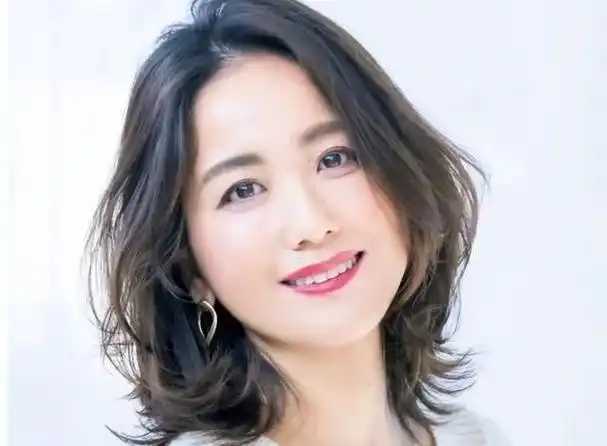 中年女性需要选择适合自己的发型,来展现自己的气质和形象.