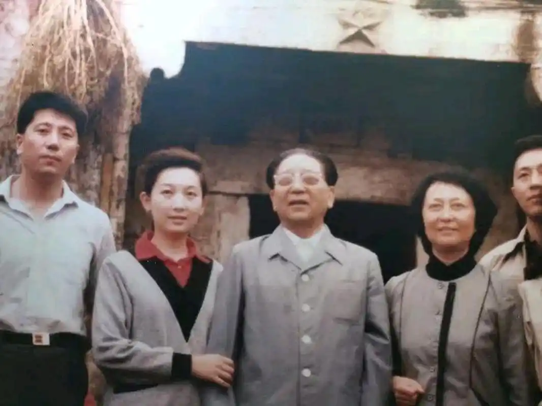 秦基伟是开国中将,大儿子秦伟江也是中将,二儿子也是中将,女儿经商