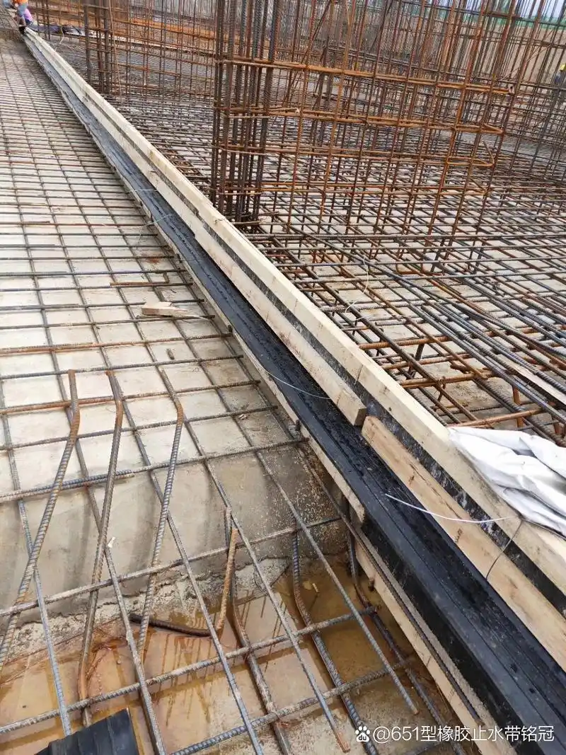 橡胶止水带水池安装的方法如下: 1.