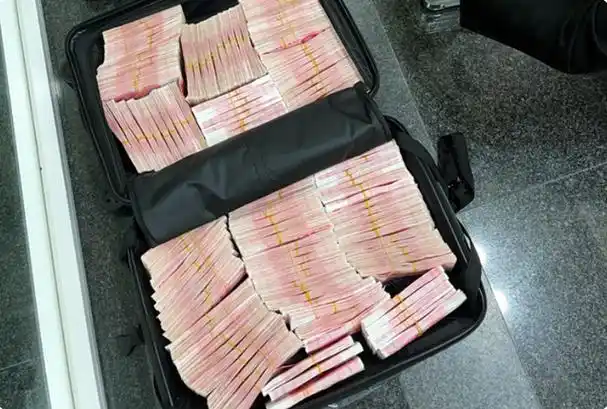 上海银行被怒批!百万粉丝大v被保安侮辱后,当场取走500万现金!