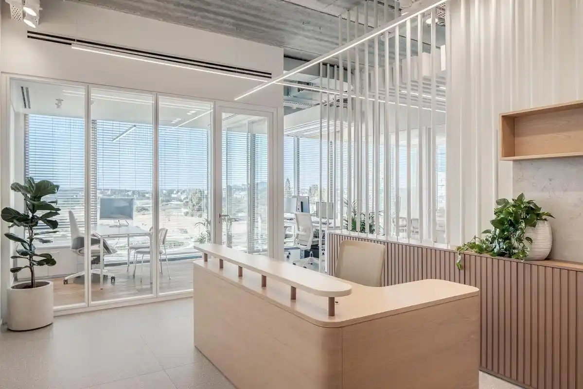 70平小办公室设计简约风格前台办公区规划 新办公空间只有70平方米