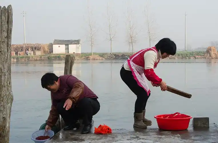 2月15日,元宵庙会次日,南宋村两名妇女在村里的小河边洗衣服.