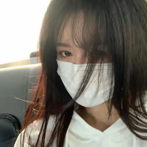 戴口罩的女生头像