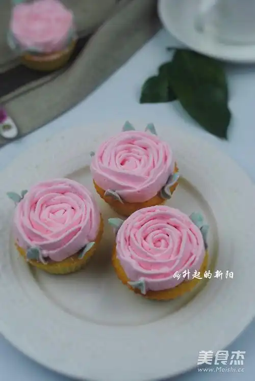 纸杯奶油蛋糕,纸杯奶油蛋糕的家常做法 - 美食杰纸杯奶油蛋糕做法大全