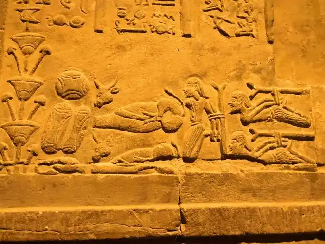 看到这副画,不知道是不是祭祀的场面,透过千年的壁画仿佛听到了那人